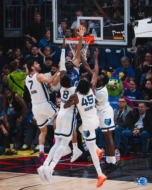 开云体育网址-快攻反击中一打四！隔扣四名防守人！NBA年度最佳扣篮来了！