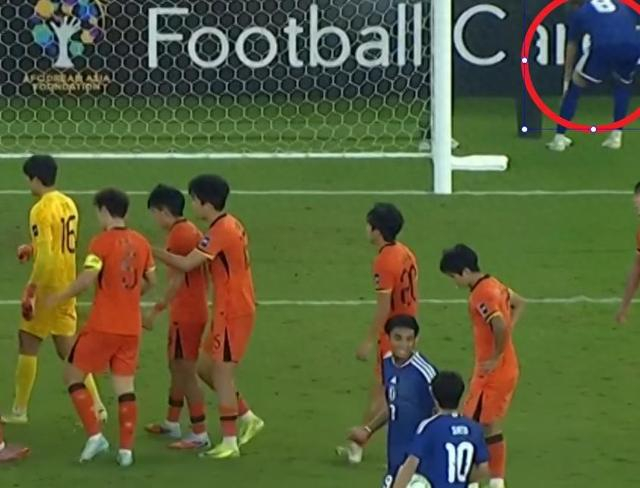 开云体育-细节做到了极致！日本队主罚点球前：疑似偷看李昊点球笔记|中国队|日本足球|刘浩帆|U23亚洲杯|佐藤龙之介_新浪体育_新浪新闻
