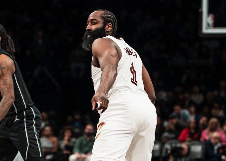 开云体育-轰22+9+8破纪录，哈登复出骑士赢球！奇兵3断5帽证3方交易押对宝